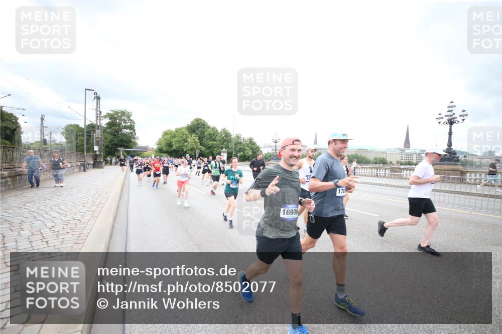 29.06.2025 - hella hamburg halbmarathon Jannik Wohlers http://msf.ph/oto/8502077 29.06.2025 10:58:16 Lombardsbrücke 1326, 1365, 1380, 1514, 1646, 2449, 2649, 2929, 3416, 3565, 4042, 4043, 4225, 4294, 5732, 6010, 6330, 6341, 6554, 6588, 6633, 6702, 6927, 7095, 7096, 7443, 7870, 7933, 7967, 8592, 8701, 8752, 9221, 9225, 9563, 9889, 9960, 9982, 10026, 11140, 12968, 12970, 13274, 13547, 13784, 13855, 14935, 15918, 15919, 16104, 16906, 16998, 17036, 17164, 17165, 17323, 17480, 17554, 17572, 17601, 17651, 17659, 17874, 18822, 19183 meine-sportfotos.de