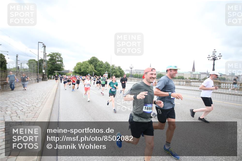 29.06.2025 - hella hamburg halbmarathon Jannik Wohlers http://msf.ph/oto/8502082 29.06.2025 10:58:16 Lombardsbrücke 1326, 1365, 1380, 1514, 1646, 2449, 2649, 2929, 3416, 3565, 4042, 4043, 4225, 4294, 5732, 6010, 6330, 6341, 6554, 6588, 6633, 6702, 6927, 7095, 7096, 7443, 7870, 7933, 7967, 8592, 8701, 8752, 9221, 9225, 9563, 9889, 9960, 9982, 10026, 11140, 12968, 12970, 13274, 13547, 13784, 13855, 14935, 15918, 15919, 16104, 16906, 16998, 17036, 17164, 17165, 17323, 17480, 17554, 17572, 17601, 17651, 17659, 17874, 18822, 19183 meine-sportfotos.de