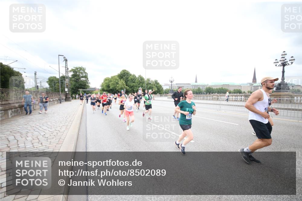 29.06.2025 - hella hamburg halbmarathon Jannik Wohlers http://msf.ph/oto/8502089 29.06.2025 10:58:16 Lombardsbrücke 1326, 1365, 1380, 1514, 1646, 2449, 2649, 2929, 3416, 3565, 4042, 4043, 4225, 4294, 5732, 6010, 6330, 6341, 6554, 6588, 6633, 6702, 6927, 7095, 7096, 7443, 7870, 7933, 7967, 8592, 8701, 8752, 9221, 9225, 9563, 9889, 9960, 9982, 10026, 11140, 12968, 12970, 13274, 13547, 13784, 13855, 14935, 15918, 15919, 16104, 16906, 16998, 17036, 17164, 17165, 17323, 17480, 17554, 17572, 17601, 17651, 17659, 17874, 18822, 19183 meine-sportfotos.de