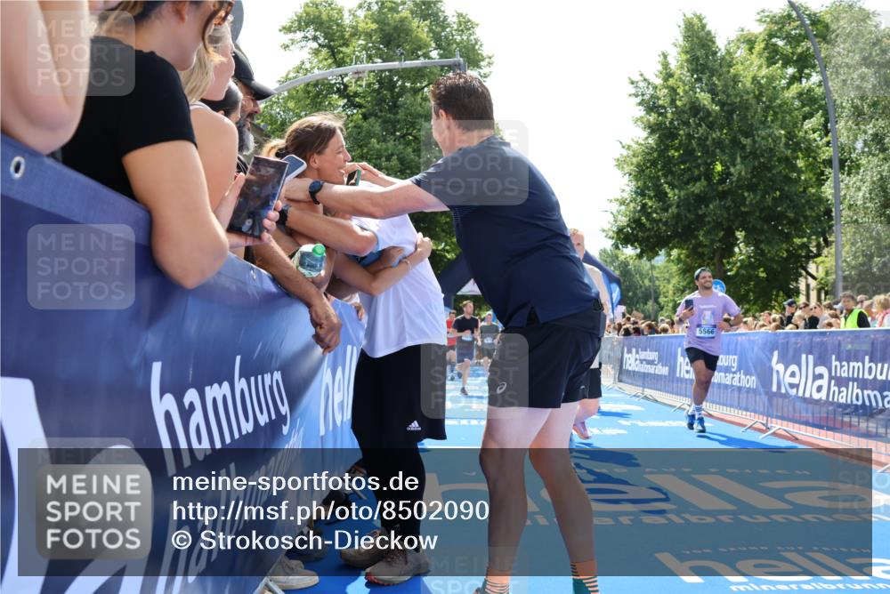 29.06.2025 - hella hamburg halbmarathon Strokosch-Dieckow http://msf.ph/oto/8502090 29.06.2025 11:35:14 Ziel 4444, 4970, 5138, 5566, 5601, 5718, 6359, 7018, 7148, 7975, 9288, 9875, 10159, 10434, 10487, 13437, 15222, 15841, 17690, 18012, 18087, 18478, 18709 meine-sportfotos.de
