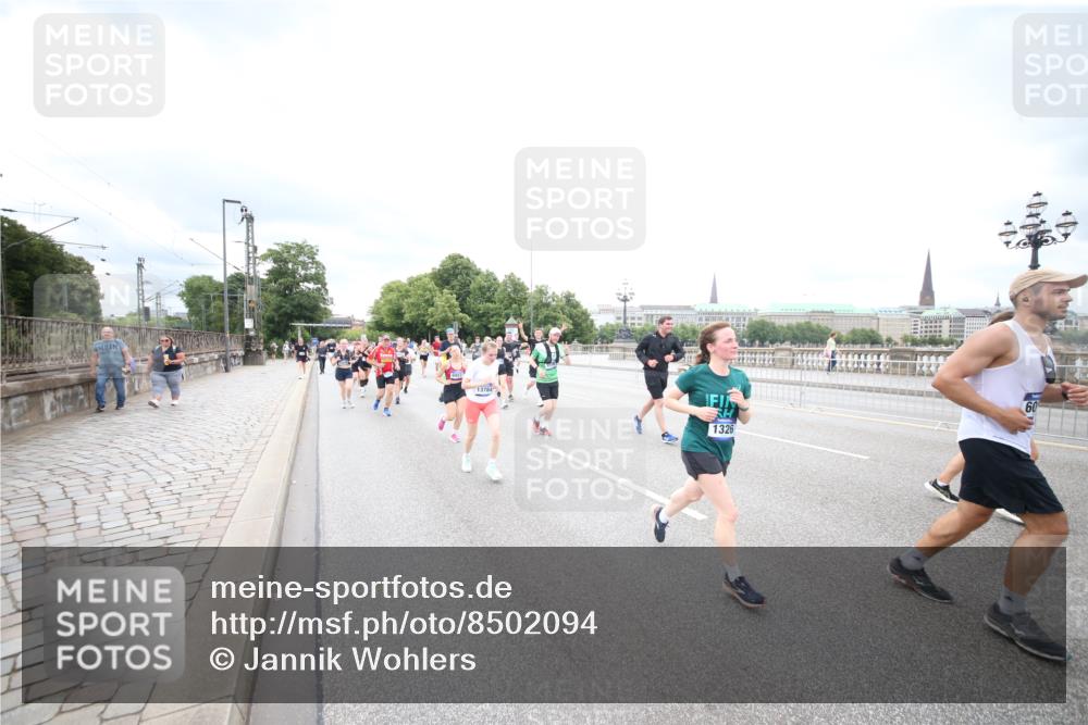 29.06.2025 - hella hamburg halbmarathon Jannik Wohlers http://msf.ph/oto/8502094 29.06.2025 10:58:17 Lombardsbrücke 1326, 1365, 1380, 1514, 1646, 2449, 2649, 2929, 3416, 3565, 4042, 4043, 4225, 4294, 5732, 6010, 6330, 6341, 6554, 6588, 6633, 6702, 6927, 7095, 7096, 7443, 7870, 7933, 7967, 8592, 8701, 8752, 9221, 9225, 9563, 9889, 9960, 9982, 10026, 11140, 12474, 12968, 12970, 13274, 13527, 13547, 13784, 13855, 14935, 15918, 15919, 16104, 16906, 16998, 17036, 17164, 17165, 17323, 17480, 17554, 17572, 17601, 17651, 17659, 17874, 19183 meine-sportfotos.de