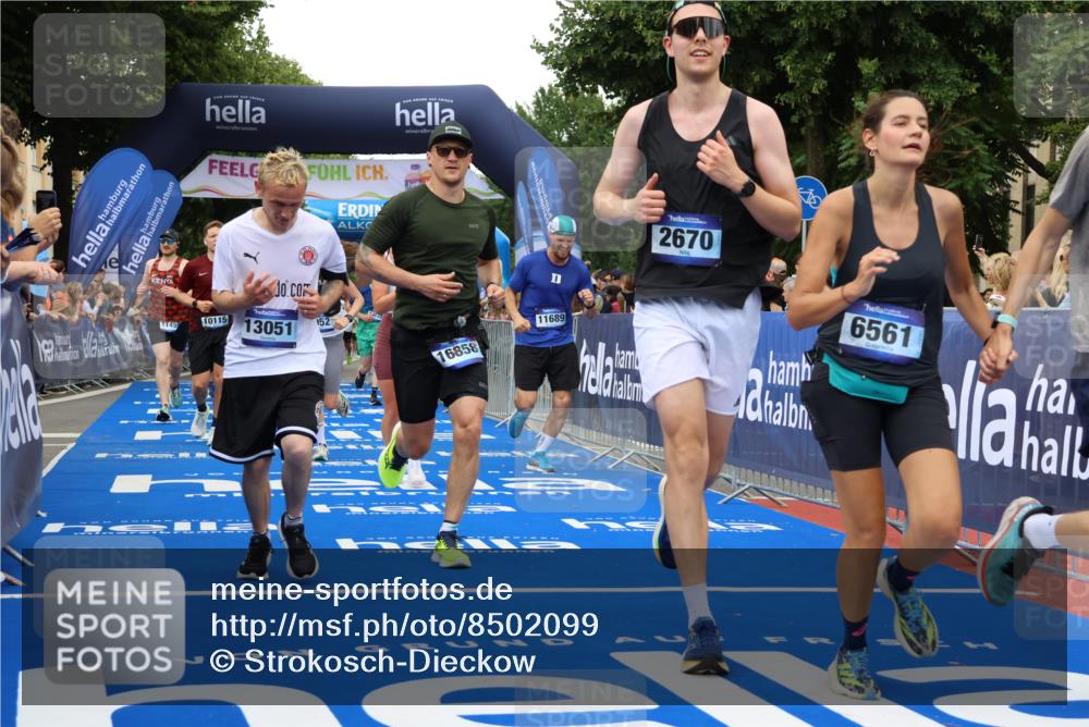 29.06.2025 - hella hamburg halbmarathon Strokosch-Dieckow http://msf.ph/oto/8502099 29.06.2025 10:52:35 Ziel 2346, 2670, 3715, 3952, 3999, 5116, 6561, 6562, 7232, 7475, 9145, 9739, 9869, 10115, 11459, 11689, 12450, 12482, 13051, 13301, 14122, 14561, 15001, 15980, 18982 meine-sportfotos.de