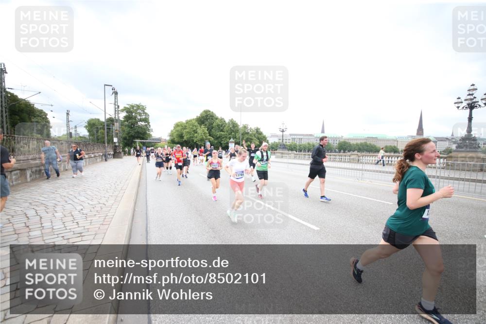 29.06.2025 - hella hamburg halbmarathon Jannik Wohlers http://msf.ph/oto/8502101 29.06.2025 10:58:17 Lombardsbrücke 1326, 1365, 1380, 1514, 1646, 2449, 2649, 2929, 3416, 3565, 4042, 4043, 4225, 4294, 5732, 6010, 6330, 6341, 6554, 6588, 6633, 6702, 6927, 7095, 7096, 7443, 7870, 7933, 7967, 8592, 8701, 8752, 9221, 9225, 9563, 9889, 9960, 9982, 10026, 11140, 12474, 12968, 12970, 13274, 13527, 13547, 13784, 13855, 14935, 15918, 15919, 16104, 16906, 16998, 17036, 17164, 17165, 17323, 17480, 17554, 17572, 17601, 17651, 17659, 17874, 19183 meine-sportfotos.de