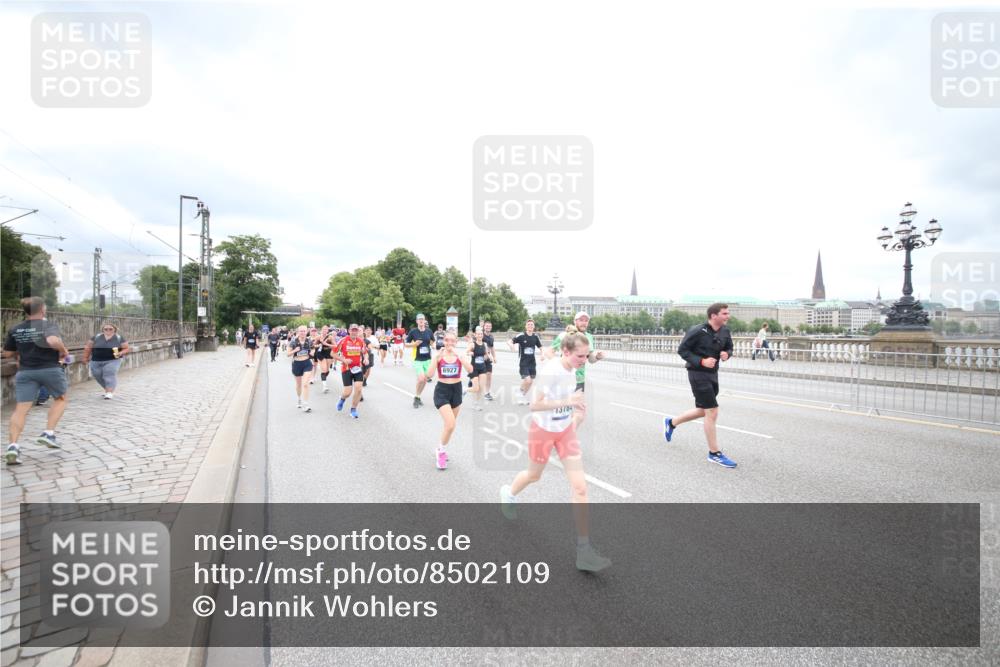 29.06.2025 - hella hamburg halbmarathon Jannik Wohlers http://msf.ph/oto/8502109 29.06.2025 10:58:17 Lombardsbrücke 1326, 1365, 1380, 1514, 1646, 2449, 2649, 2929, 3416, 3565, 4042, 4043, 4225, 4294, 5732, 6010, 6330, 6341, 6554, 6588, 6633, 6702, 6927, 7095, 7096, 7443, 7870, 7933, 7967, 8592, 8701, 8752, 9221, 9225, 9563, 9889, 9960, 9982, 10026, 11140, 12474, 12968, 12970, 13274, 13527, 13547, 13784, 13855, 14935, 15918, 15919, 16104, 16906, 16998, 17036, 17164, 17165, 17323, 17480, 17554, 17572, 17601, 17651, 17659, 17874, 19183 meine-sportfotos.de