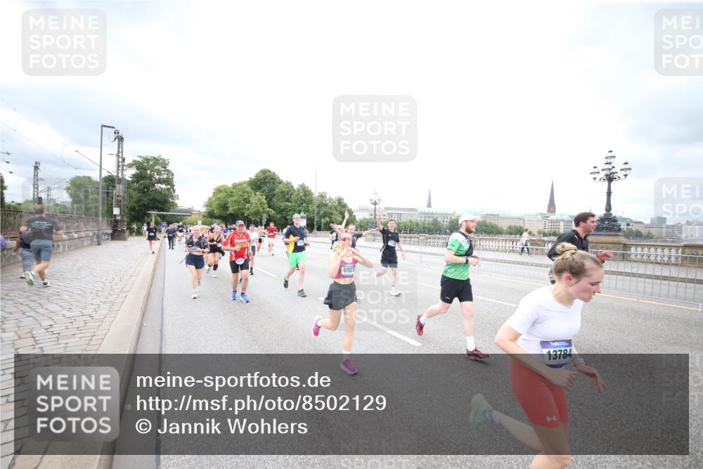 29.06.2025 - hella hamburg halbmarathon Jannik Wohlers http://msf.ph/oto/8502129 29.06.2025 10:58:18 Lombardsbrücke 1326, 1365, 1380, 1514, 1646, 2449, 2649, 2929, 3416, 3565, 4042, 4043, 4225, 4294, 5732, 6010, 6330, 6341, 6554, 6588, 6633, 6638, 6702, 6927, 7095, 7096, 7443, 7870, 7933, 7957, 7967, 8489, 8592, 8701, 8752, 9221, 9225, 9563, 9889, 9960, 9982, 10026, 11140, 12474, 12970, 13274, 13527, 13547, 13784, 13855, 15918, 15919, 16104, 16906, 16998, 17036, 17164, 17165, 17323, 17480, 17554, 17572, 17601, 17651, 17659, 17874 meine-sportfotos.de