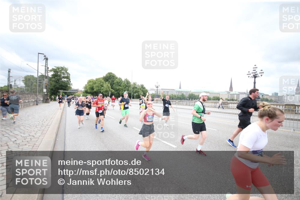 29.06.2025 - hella hamburg halbmarathon Jannik Wohlers http://msf.ph/oto/8502134 29.06.2025 10:58:18 Lombardsbrücke 1326, 1365, 1380, 1514, 1646, 2449, 2649, 2929, 3416, 3565, 4042, 4043, 4225, 4294, 5732, 6010, 6330, 6341, 6554, 6588, 6633, 6638, 6702, 6927, 7095, 7096, 7443, 7870, 7933, 7957, 7967, 8489, 8592, 8701, 8752, 9221, 9225, 9563, 9889, 9960, 9982, 10026, 11140, 12474, 12970, 13274, 13527, 13547, 13784, 13855, 15918, 15919, 16104, 16906, 16998, 17036, 17164, 17165, 17323, 17480, 17554, 17572, 17601, 17651, 17659, 17874 meine-sportfotos.de