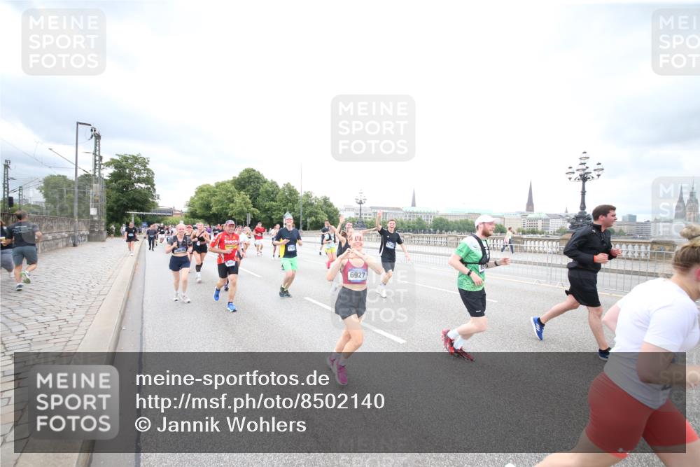 29.06.2025 - hella hamburg halbmarathon Jannik Wohlers http://msf.ph/oto/8502140 29.06.2025 10:58:18 Lombardsbrücke 1326, 1365, 1380, 1514, 1646, 2449, 2649, 2929, 3416, 3565, 4042, 4043, 4225, 4294, 5732, 6010, 6330, 6341, 6554, 6588, 6633, 6638, 6702, 6927, 7095, 7096, 7443, 7870, 7933, 7957, 7967, 8489, 8592, 8701, 8752, 9221, 9225, 9563, 9889, 9960, 9982, 10026, 11140, 12474, 12970, 13274, 13527, 13547, 13784, 13855, 15918, 15919, 16104, 16906, 16998, 17036, 17164, 17165, 17323, 17480, 17554, 17572, 17601, 17651, 17659, 17874 meine-sportfotos.de