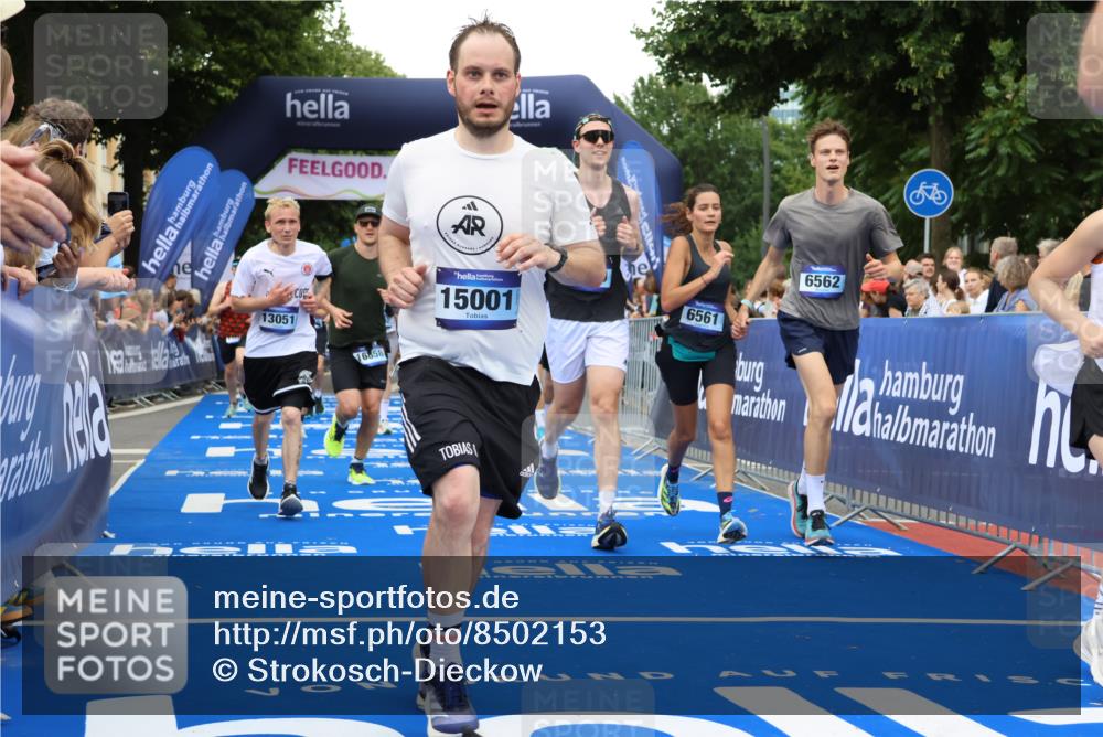 29.06.2025 - hella hamburg halbmarathon Strokosch-Dieckow http://msf.ph/oto/8502153 29.06.2025 10:52:34 Ziel 2346, 2670, 3715, 3952, 5116, 6561, 6562, 7178, 7232, 7475, 9145, 9739, 9869, 10115, 11459, 11689, 11791, 12450, 13051, 13301, 14122, 14561, 15001, 15980, 18982 meine-sportfotos.de