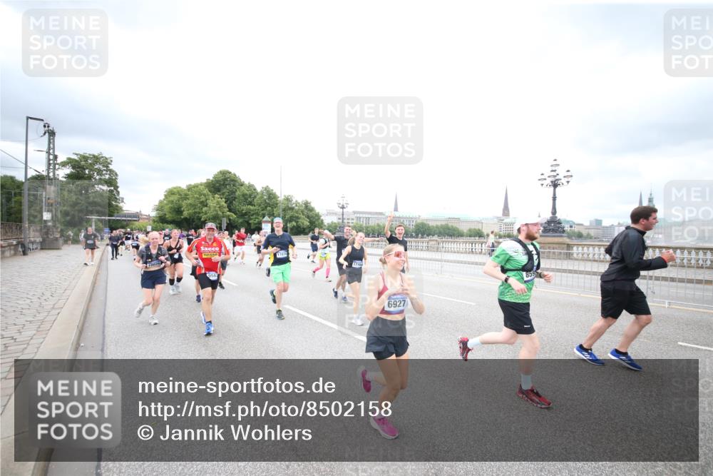 29.06.2025 - hella hamburg halbmarathon Jannik Wohlers http://msf.ph/oto/8502158 29.06.2025 10:58:18 Lombardsbrücke 1326, 1365, 1380, 1514, 1646, 2449, 2649, 2929, 3416, 3565, 4042, 4043, 4225, 4294, 5732, 6010, 6330, 6341, 6554, 6588, 6633, 6638, 6702, 6927, 7095, 7096, 7443, 7870, 7933, 7957, 7967, 8489, 8592, 8701, 8752, 9221, 9225, 9563, 9889, 9960, 9982, 10026, 11140, 12474, 12970, 13274, 13527, 13547, 13784, 13855, 15918, 15919, 16104, 16906, 16998, 17036, 17164, 17165, 17323, 17480, 17554, 17572, 17601, 17651, 17659, 17874 meine-sportfotos.de