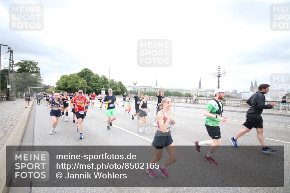 29.06.2025 - hella hamburg halbmarathon Jannik Wohlers http://msf.ph/oto/8502165 29.06.2025 10:58:18 Lombardsbrücke 1326, 1365, 1380, 1514, 1646, 2449, 2649, 2929, 3416, 3565, 4042, 4043, 4225, 4294, 5732, 6010, 6330, 6341, 6554, 6588, 6633, 6638, 6702, 6927, 7095, 7096, 7443, 7870, 7933, 7957, 7967, 8489, 8592, 8701, 8752, 9221, 9225, 9563, 9889, 9960, 9982, 10026, 11140, 12474, 12970, 13274, 13527, 13547, 13784, 13855, 15918, 15919, 16104, 16906, 16998, 17036, 17164, 17165, 17323, 17480, 17554, 17572, 17601, 17651, 17659, 17874 meine-sportfotos.de