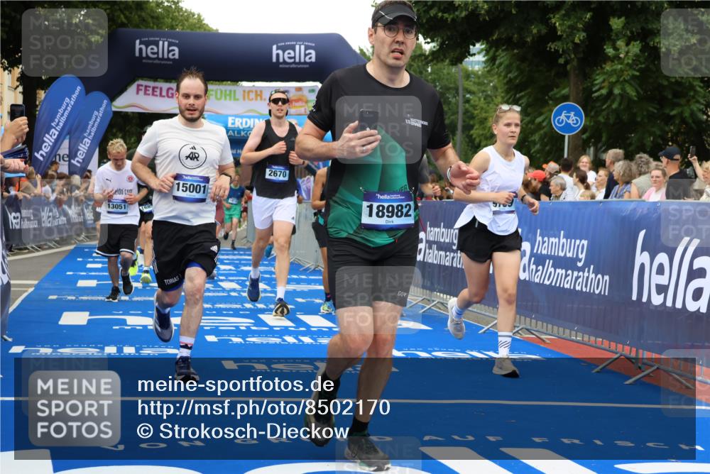 29.06.2025 - hella hamburg halbmarathon Strokosch-Dieckow http://msf.ph/oto/8502170 29.06.2025 10:52:33 Ziel 2346, 2670, 3715, 3952, 6561, 6562, 7178, 7232, 7475, 8371, 8661, 9145, 9739, 10115, 11459, 11689, 11791, 12450, 13051, 13301, 14122, 14561, 15001, 15980, 18982 meine-sportfotos.de