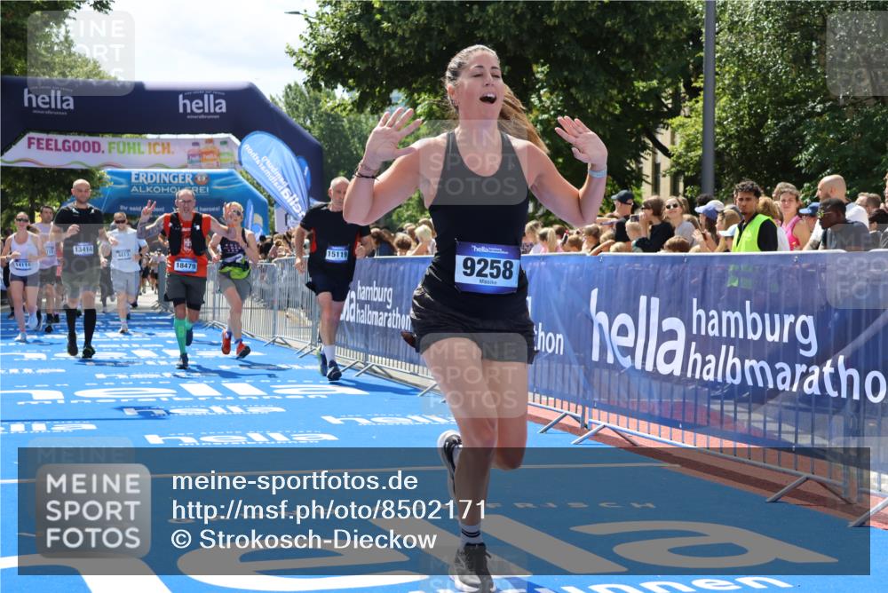 29.06.2025 - hella hamburg halbmarathon Strokosch-Dieckow http://msf.ph/oto/8502171 29.06.2025 11:35:31 Ziel 2022, 2510, 2511, 2787, 3145, 3877, 4375, 4376, 4413, 5789, 6218, 6695, 6696, 9258, 9370, 9765, 11635, 12026, 13240, 13414, 13657, 14114, 14956, 15119, 15488, 18169, 18191, 18479 meine-sportfotos.de