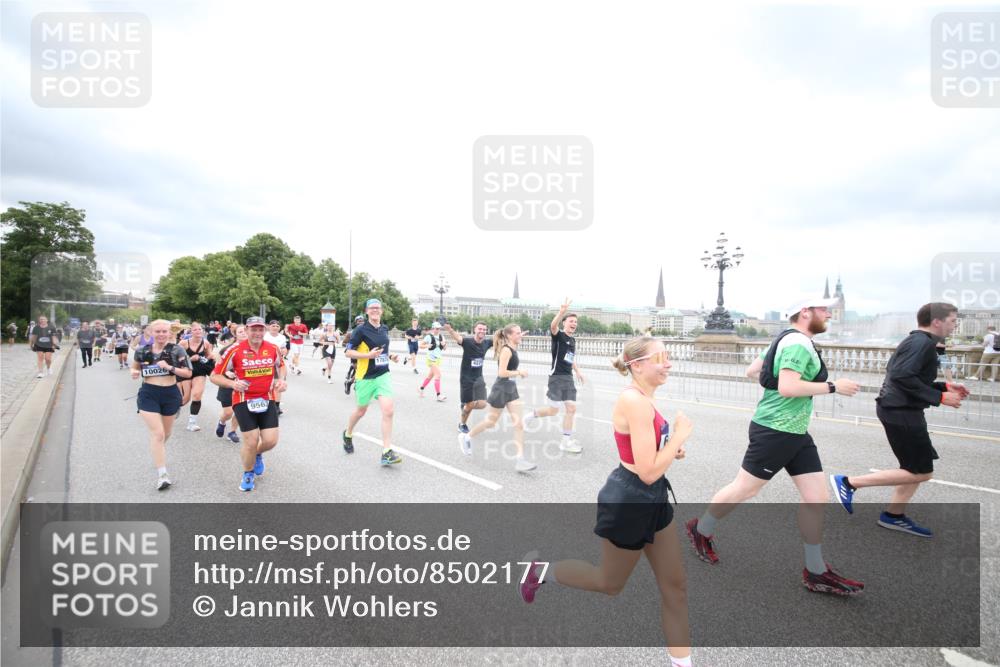 29.06.2025 - hella hamburg halbmarathon Jannik Wohlers http://msf.ph/oto/8502177 29.06.2025 10:58:19 Lombardsbrücke 1326, 1365, 1380, 1514, 1646, 2449, 2649, 2929, 3416, 3565, 4042, 4043, 4225, 4294, 5732, 6010, 6330, 6341, 6554, 6588, 6633, 6638, 6702, 6927, 7095, 7096, 7443, 7870, 7933, 7957, 7967, 8489, 8592, 8701, 8752, 9221, 9225, 9563, 9889, 9960, 9982, 10026, 11140, 12389, 12474, 12970, 13274, 13527, 13784, 13855, 15918, 15919, 16104, 16906, 16998, 17036, 17164, 17165, 17323, 17480, 17554, 17572, 17601, 17651, 17659, 17874 meine-sportfotos.de