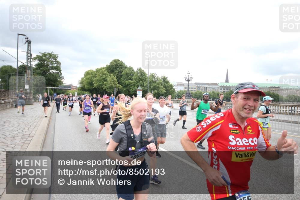 29.06.2025 - hella hamburg halbmarathon Jannik Wohlers http://msf.ph/oto/8502193 29.06.2025 10:58:20 Lombardsbrücke 1326, 1365, 1380, 1514, 1646, 2449, 2649, 2929, 3416, 3565, 4042, 4043, 4225, 4294, 5732, 6010, 6330, 6341, 6554, 6588, 6633, 6638, 6702, 6927, 7095, 7096, 7443, 7870, 7933, 7957, 7967, 8489, 8592, 8701, 8752, 9221, 9225, 9563, 9889, 9960, 9982, 10026, 11140, 12389, 12474, 12970, 13089, 13095, 13274, 13527, 13571, 13784, 13855, 15918, 15919, 16104, 16906, 16998, 17036, 17164, 17165, 17323, 17480, 17554, 17572, 17601, 17651, 17659, 17874 meine-sportfotos.de