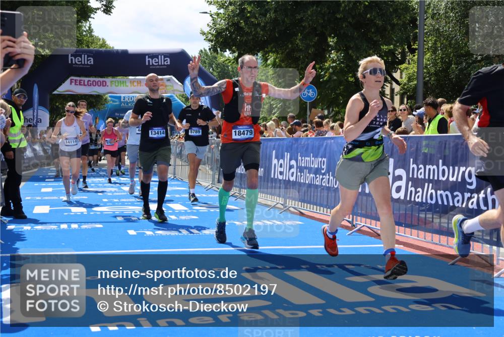 29.06.2025 - hella hamburg halbmarathon Strokosch-Dieckow http://msf.ph/oto/8502197 29.06.2025 11:35:33 Ziel 2022, 2172, 2510, 2511, 2787, 3877, 4375, 4376, 4413, 5789, 6218, 9115, 9117, 9258, 9370, 9765, 11635, 12026, 13240, 13414, 13657, 14114, 14956, 15119, 15120, 15488, 18169, 18479 meine-sportfotos.de