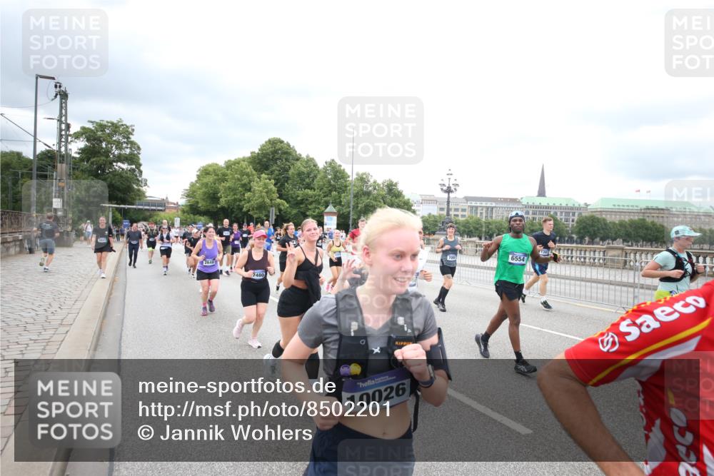29.06.2025 - hella hamburg halbmarathon Jannik Wohlers http://msf.ph/oto/8502201 29.06.2025 10:58:20 Lombardsbrücke 1326, 1365, 1380, 1514, 1646, 2449, 2649, 2929, 3416, 3565, 4042, 4043, 4225, 4294, 5732, 6010, 6330, 6341, 6554, 6588, 6633, 6638, 6702, 6927, 7095, 7096, 7443, 7870, 7933, 7957, 7967, 8489, 8592, 8701, 8752, 9221, 9225, 9563, 9889, 9960, 9982, 10026, 11140, 12389, 12474, 12970, 13089, 13095, 13274, 13527, 13571, 13784, 13855, 15918, 15919, 16104, 16906, 16998, 17036, 17164, 17165, 17323, 17480, 17554, 17572, 17601, 17651, 17659, 17874 meine-sportfotos.de