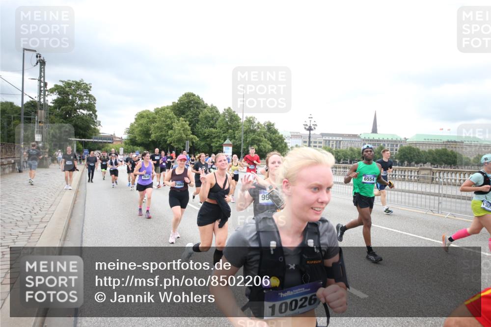 29.06.2025 - hella hamburg halbmarathon Jannik Wohlers http://msf.ph/oto/8502206 29.06.2025 10:58:20 Lombardsbrücke 1326, 1365, 1380, 1514, 1646, 2449, 2649, 2929, 3416, 3565, 4042, 4043, 4225, 4294, 5732, 6010, 6330, 6341, 6554, 6588, 6633, 6638, 6702, 6927, 7095, 7096, 7443, 7870, 7933, 7957, 7967, 8489, 8592, 8701, 8752, 9221, 9225, 9563, 9889, 9960, 9982, 10026, 11140, 12389, 12474, 12970, 13089, 13095, 13274, 13527, 13571, 13784, 13855, 15918, 15919, 16104, 16906, 16998, 17036, 17164, 17165, 17323, 17480, 17554, 17572, 17601, 17651, 17659, 17874 meine-sportfotos.de