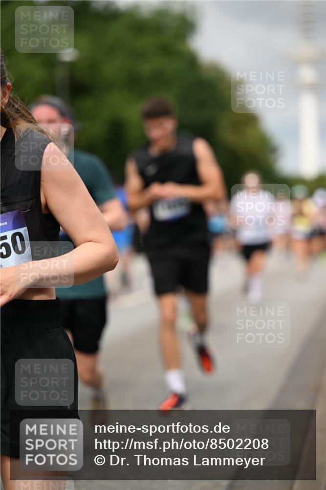 29.06.2025 - hella hamburg halbmarathon Dr. Thomas Lammeyer http://msf.ph/oto/8502208 29.06.2025 10:25:29 Kennedybrücke 1028, 1266, 1658, 2271, 2383, 2635, 2956, 3122, 3247, 3434, 3813, 4350, 4786, 5041, 5061, 5373, 5395, 5625, 5767, 5957, 7018, 7228, 7522, 7553, 7608, 7781, 8095, 8726, 8844, 9100, 9108, 9501, 9624, 10050, 10602, 10874 meine-sportfotos.de