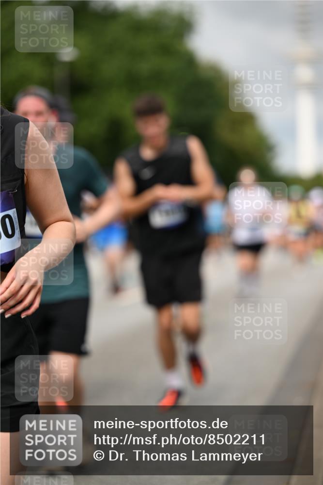 29.06.2025 - hella hamburg halbmarathon Dr. Thomas Lammeyer http://msf.ph/oto/8502211 29.06.2025 10:25:29 Kennedybrücke 1028, 1266, 1658, 2271, 2383, 2635, 2956, 3122, 3247, 3434, 3813, 4350, 4786, 5041, 5061, 5373, 5395, 5625, 5767, 5957, 7018, 7228, 7522, 7553, 7608, 7781, 8095, 8726, 8844, 9100, 9108, 9501, 9624, 10050, 10602, 10874 meine-sportfotos.de