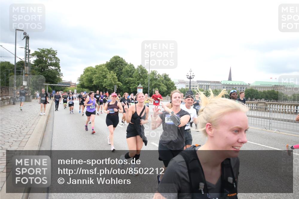 29.06.2025 - hella hamburg halbmarathon Jannik Wohlers http://msf.ph/oto/8502212 29.06.2025 10:58:20 Lombardsbrücke 1326, 1365, 1380, 1514, 1646, 2449, 2649, 2929, 3416, 3565, 4042, 4043, 4225, 4294, 5732, 6010, 6330, 6341, 6554, 6588, 6633, 6638, 6702, 6927, 7095, 7096, 7443, 7870, 7933, 7957, 7967, 8489, 8592, 8701, 8752, 9221, 9225, 9563, 9889, 9960, 9982, 10026, 11140, 12389, 12474, 12970, 13089, 13095, 13274, 13527, 13571, 13784, 13855, 15918, 15919, 16104, 16906, 16998, 17036, 17164, 17165, 17323, 17480, 17554, 17572, 17601, 17651, 17659, 17874 meine-sportfotos.de