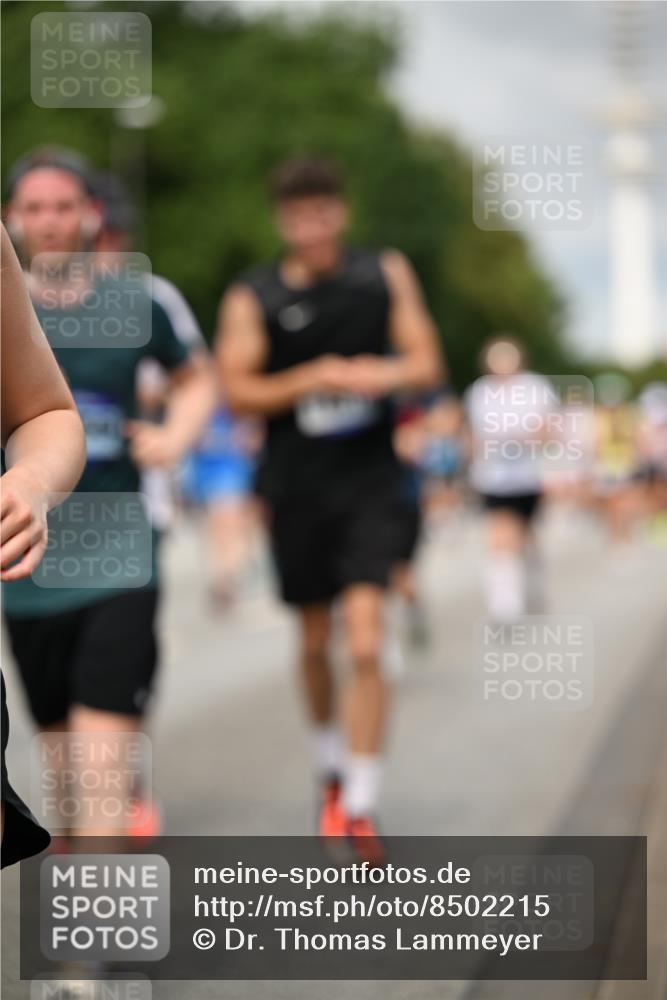 29.06.2025 - hella hamburg halbmarathon Dr. Thomas Lammeyer http://msf.ph/oto/8502215 29.06.2025 10:25:29 Kennedybrücke 1028, 1266, 1658, 2271, 2383, 2635, 2956, 3122, 3247, 3434, 3813, 4350, 4786, 5041, 5061, 5373, 5395, 5625, 5767, 5957, 7018, 7228, 7522, 7553, 7608, 7781, 8095, 8726, 8844, 9100, 9108, 9501, 9624, 10050, 10602, 10874 meine-sportfotos.de