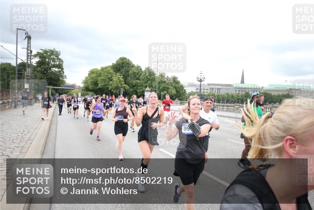 29.06.2025 - hella hamburg halbmarathon Jannik Wohlers http://msf.ph/oto/8502219 29.06.2025 10:58:20 Lombardsbrücke 1326, 1365, 1380, 1514, 1646, 2449, 2649, 2929, 3416, 3565, 4042, 4043, 4225, 4294, 5732, 6010, 6330, 6341, 6554, 6588, 6633, 6638, 6702, 6927, 7095, 7096, 7443, 7870, 7933, 7957, 7967, 8489, 8592, 8701, 8752, 9221, 9225, 9563, 9889, 9960, 9982, 10026, 11140, 12389, 12474, 12970, 13089, 13095, 13274, 13527, 13571, 13784, 13855, 15918, 15919, 16104, 16906, 16998, 17036, 17164, 17165, 17323, 17480, 17554, 17572, 17601, 17651, 17659, 17874 meine-sportfotos.de