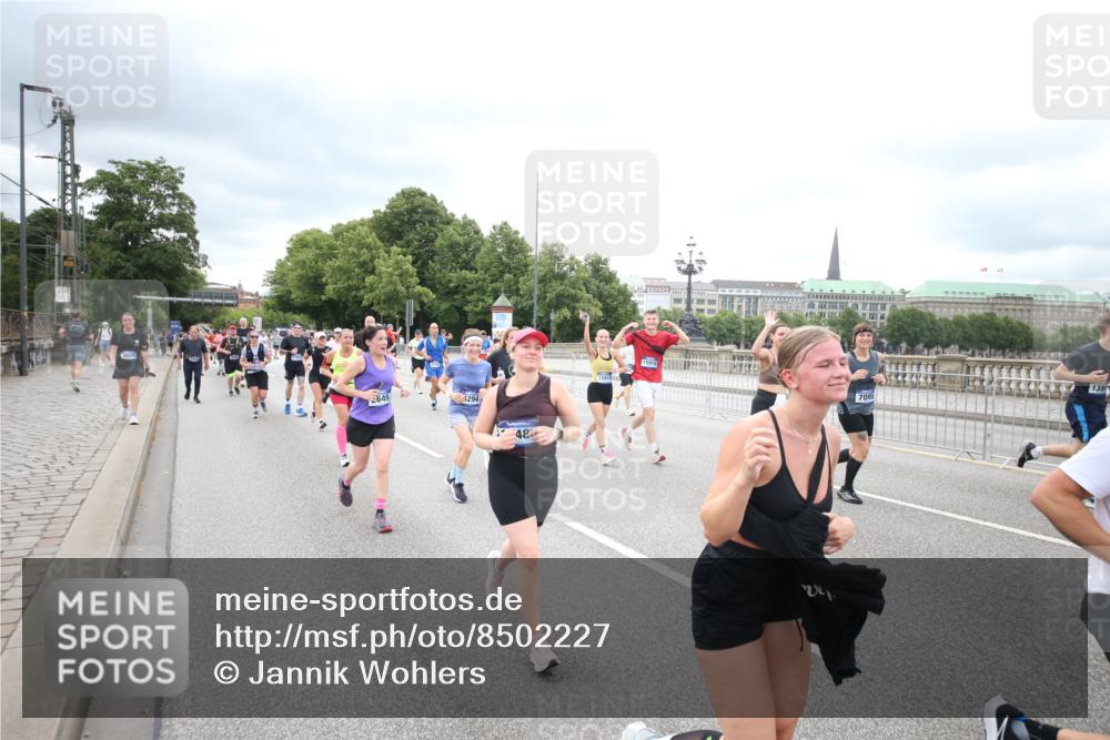 29.06.2025 - hella hamburg halbmarathon Jannik Wohlers http://msf.ph/oto/8502227 29.06.2025 10:58:21 Lombardsbrücke 1326, 1365, 1380, 1514, 1646, 2449, 2649, 2929, 3416, 3565, 4042, 4043, 4225, 4294, 5732, 6010, 6330, 6341, 6554, 6588, 6633, 6638, 6702, 6927, 7095, 7096, 7443, 7933, 7957, 7967, 8489, 8592, 8701, 8752, 9221, 9225, 9563, 9889, 9960, 9982, 10026, 11140, 12389, 12474, 12970, 13089, 13095, 13274, 13527, 13571, 13784, 13855, 15918, 15919, 16104, 16906, 16998, 17036, 17164, 17165, 17323, 17480, 17554, 17572, 17601, 17651, 17659, 17874, 18051 meine-sportfotos.de