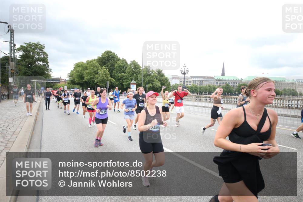 29.06.2025 - hella hamburg halbmarathon Jannik Wohlers http://msf.ph/oto/8502238 29.06.2025 10:58:21 Lombardsbrücke 1326, 1365, 1380, 1514, 1646, 2449, 2649, 2929, 3416, 3565, 4042, 4043, 4225, 4294, 5732, 6010, 6330, 6341, 6554, 6588, 6633, 6638, 6702, 6927, 7095, 7096, 7443, 7933, 7957, 7967, 8489, 8592, 8701, 8752, 9221, 9225, 9563, 9889, 9960, 9982, 10026, 11140, 12389, 12474, 12970, 13089, 13095, 13274, 13527, 13571, 13784, 13855, 15918, 15919, 16104, 16906, 16998, 17036, 17164, 17165, 17323, 17480, 17554, 17572, 17601, 17651, 17659, 17874, 18051 meine-sportfotos.de