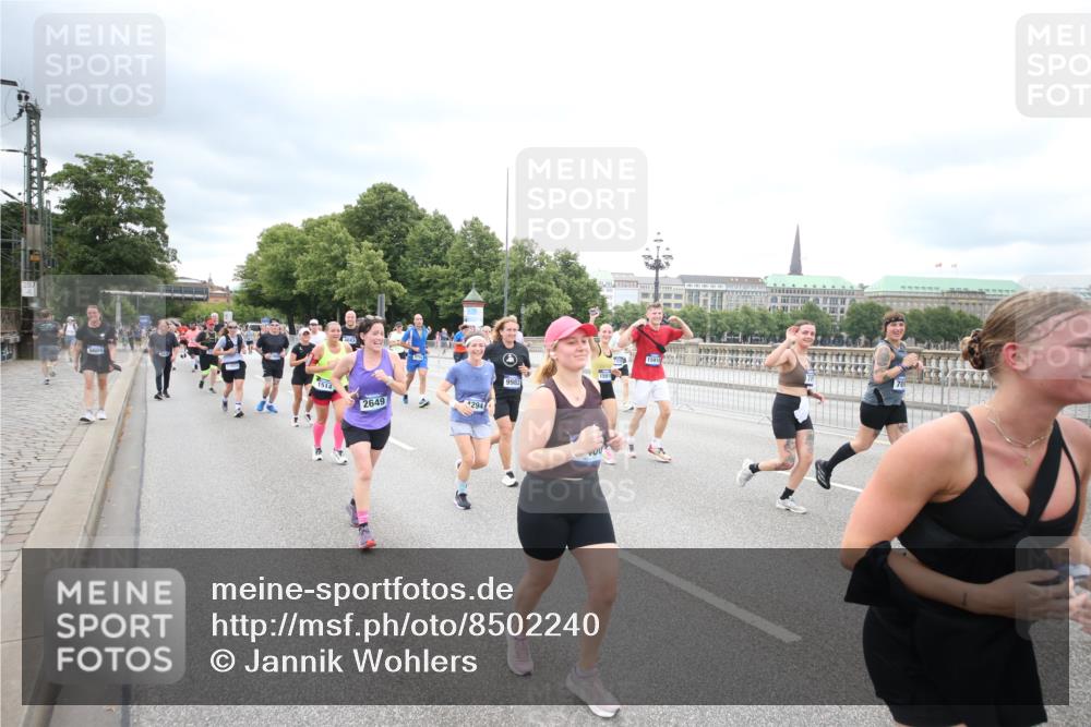 29.06.2025 - hella hamburg halbmarathon Jannik Wohlers http://msf.ph/oto/8502240 29.06.2025 10:58:21 Lombardsbrücke 1326, 1365, 1380, 1514, 1646, 2449, 2649, 2929, 3416, 3565, 4042, 4043, 4225, 4294, 5732, 6010, 6330, 6341, 6554, 6588, 6633, 6638, 6702, 6927, 7095, 7096, 7443, 7933, 7957, 7967, 8489, 8592, 8701, 8752, 9221, 9225, 9563, 9889, 9960, 9982, 10026, 11140, 12389, 12474, 12970, 13089, 13095, 13274, 13527, 13571, 13784, 13855, 15918, 15919, 16104, 16906, 16998, 17036, 17164, 17165, 17323, 17480, 17554, 17572, 17601, 17651, 17659, 17874, 18051 meine-sportfotos.de