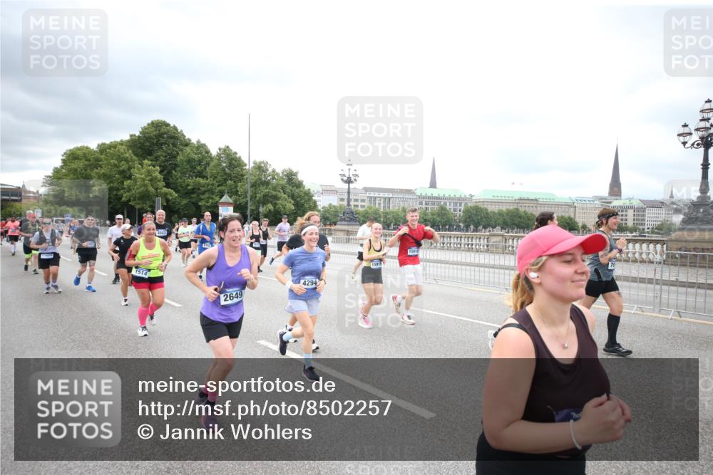 29.06.2025 - hella hamburg halbmarathon Jannik Wohlers http://msf.ph/oto/8502257 29.06.2025 10:58:22 Lombardsbrücke 1326, 1365, 1380, 1514, 2057, 2449, 2649, 2929, 3416, 3565, 4042, 4043, 4225, 4294, 6010, 6330, 6341, 6554, 6588, 6633, 6638, 6702, 6927, 7095, 7096, 7443, 7933, 7957, 7967, 8489, 8592, 8752, 9221, 9563, 9889, 9960, 9982, 10026, 11140, 12389, 12474, 12970, 13089, 13095, 13274, 13527, 13571, 13784, 13855, 15918, 15919, 16104, 16906, 16998, 17036, 17164, 17165, 17323, 17480, 17554, 17572, 17601, 17651, 17659, 17874, 18051 meine-sportfotos.de