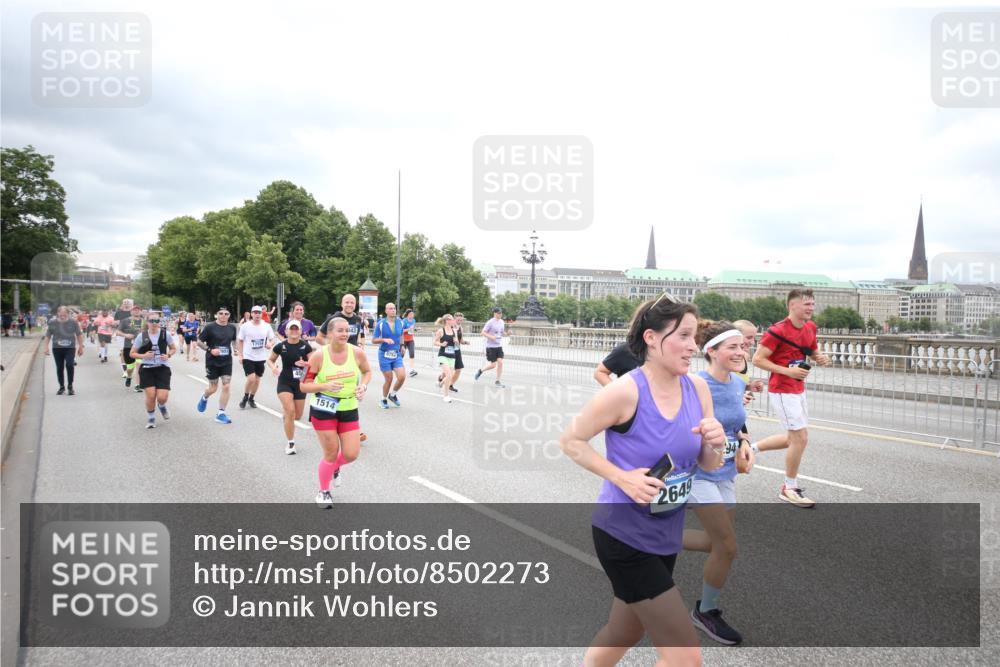 29.06.2025 - hella hamburg halbmarathon Jannik Wohlers http://msf.ph/oto/8502273 29.06.2025 10:58:22 Lombardsbrücke 1326, 1365, 1380, 1514, 2057, 2449, 2649, 2929, 3416, 3565, 4042, 4043, 4225, 4294, 6010, 6330, 6341, 6554, 6588, 6633, 6638, 6702, 6927, 7095, 7096, 7443, 7933, 7957, 7967, 8489, 8592, 8752, 9221, 9563, 9889, 9960, 9982, 10026, 11140, 12389, 12474, 12970, 13089, 13095, 13274, 13527, 13571, 13784, 13855, 15918, 15919, 16104, 16906, 16998, 17036, 17164, 17165, 17323, 17480, 17554, 17572, 17601, 17651, 17659, 17874, 18051 meine-sportfotos.de
