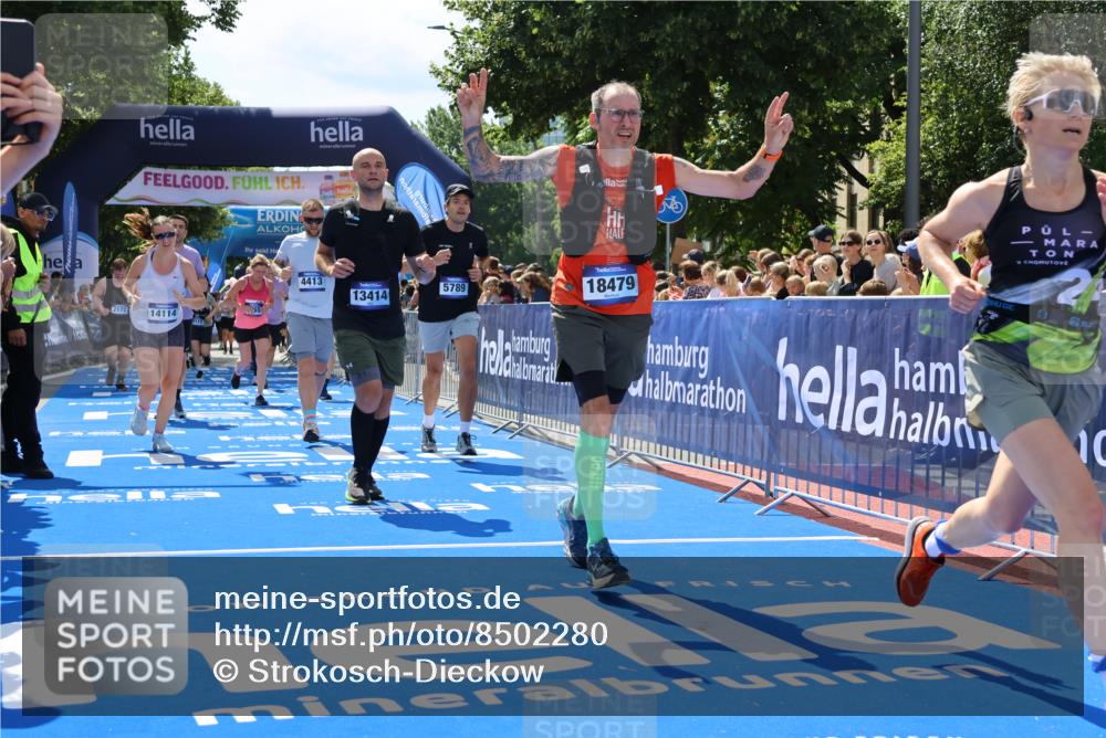 29.06.2025 - hella hamburg halbmarathon Strokosch-Dieckow http://msf.ph/oto/8502280 29.06.2025 11:35:34 Ziel 2022, 2172, 2787, 3877, 4375, 4376, 4413, 5789, 6218, 9115, 9117, 9258, 9370, 9765, 11635, 13240, 13414, 13492, 13657, 14114, 14956, 15119, 15120, 15488, 18169, 18479 meine-sportfotos.de