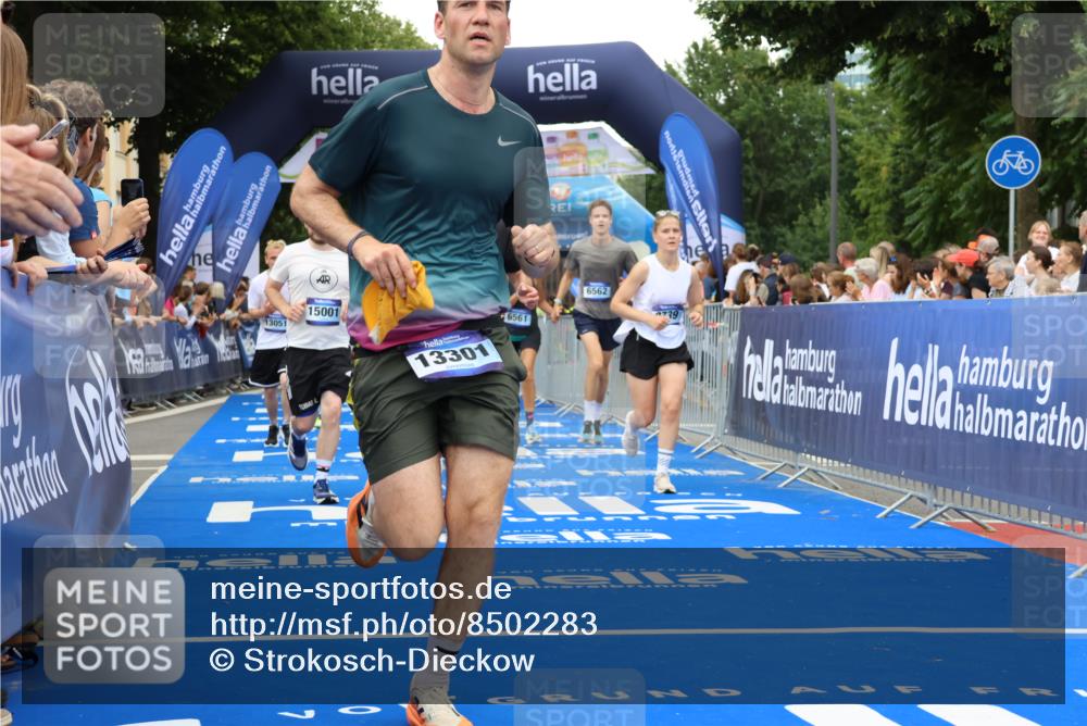 29.06.2025 - hella hamburg halbmarathon Strokosch-Dieckow http://msf.ph/oto/8502283 29.06.2025 10:52:32 Ziel 2346, 2670, 3715, 3952, 6561, 6562, 7178, 7232, 7475, 8371, 8661, 9145, 9739, 9876, 10115, 11459, 11689, 11791, 12450, 13015, 13051, 13301, 14122, 14561, 15001, 15980, 18982 meine-sportfotos.de