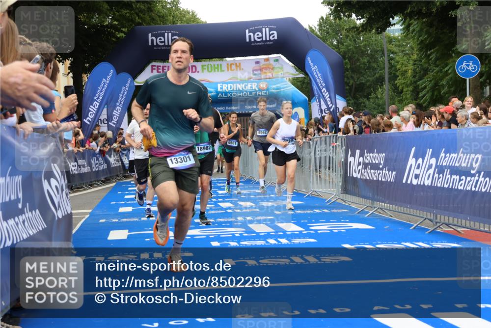 29.06.2025 - hella hamburg halbmarathon Strokosch-Dieckow http://msf.ph/oto/8502296 29.06.2025 10:52:31 Ziel 2346, 2670, 3715, 3952, 6561, 6562, 7178, 7232, 8371, 8661, 9145, 9739, 9876, 10115, 11689, 11791, 12450, 13015, 13051, 13301, 14561, 15001, 15980, 18982 meine-sportfotos.de