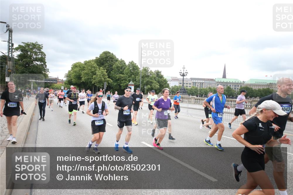 29.06.2025 - hella hamburg halbmarathon Jannik Wohlers http://msf.ph/oto/8502301 29.06.2025 10:58:24 Lombardsbrücke 1326, 1365, 1380, 1514, 2057, 2649, 2929, 3416, 3565, 4042, 4043, 4225, 4294, 4577, 4648, 6330, 6341, 6554, 6588, 6633, 6638, 6702, 6927, 7095, 7096, 7443, 7957, 7967, 8489, 8545, 8547, 8592, 8752, 9221, 9563, 9960, 9982, 10026, 11140, 12389, 12474, 12759, 12970, 13089, 13095, 13274, 13527, 13571, 13784, 15065, 15918, 15919, 16104, 16906, 17036, 17164, 17165, 17323, 17554, 17572, 17601, 17651, 17659, 17874, 18051 meine-sportfotos.de