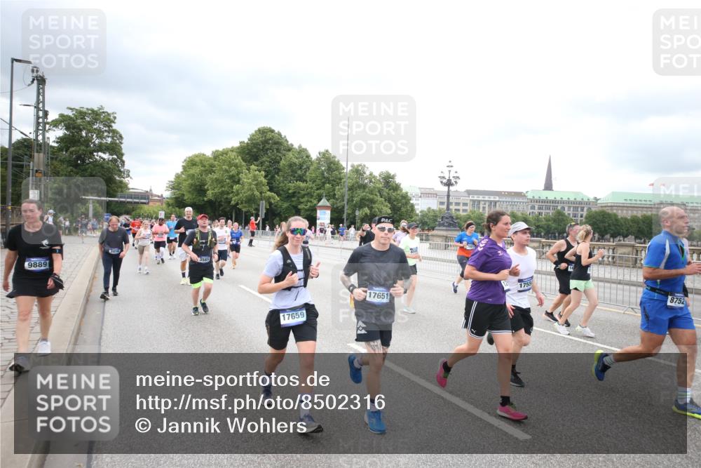 29.06.2025 - hella hamburg halbmarathon Jannik Wohlers http://msf.ph/oto/8502316 29.06.2025 10:58:25 Lombardsbrücke 1326, 1365, 1380, 1514, 2057, 2649, 2929, 3416, 3565, 4042, 4043, 4225, 4294, 4577, 4648, 6330, 6341, 6554, 6588, 6633, 6638, 6702, 6927, 7095, 7096, 7443, 7957, 7967, 8489, 8545, 8547, 8592, 8752, 9221, 9563, 9960, 9982, 10026, 10105, 10995, 11140, 12389, 12474, 12759, 12970, 13089, 13095, 13274, 13527, 13571, 13784, 15065, 15918, 15919, 17164, 17165, 17323, 17554, 17572, 17601, 17651, 17659, 17874, 18051 meine-sportfotos.de