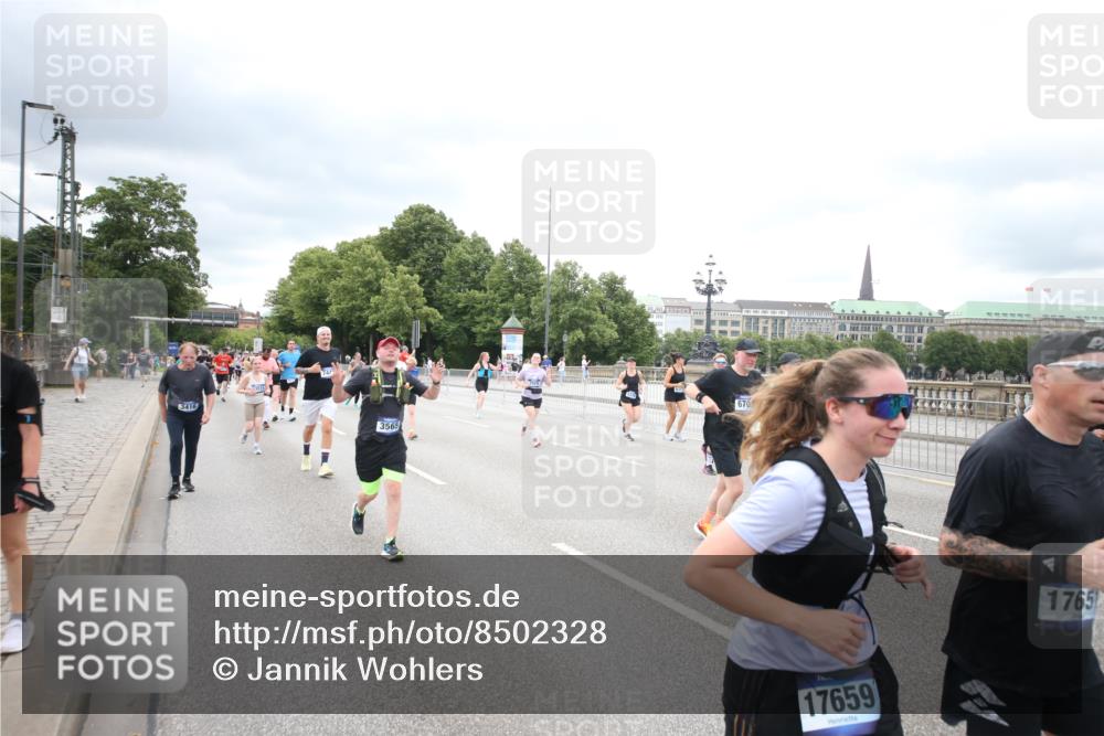 29.06.2025 - hella hamburg halbmarathon Jannik Wohlers http://msf.ph/oto/8502328 29.06.2025 10:58:26 Lombardsbrücke 1365, 1380, 1514, 2057, 2649, 2929, 3231, 3416, 3565, 4042, 4043, 4225, 4294, 4577, 4648, 6330, 6341, 6554, 6588, 6633, 6638, 6702, 7095, 7096, 7443, 7957, 7967, 8489, 8545, 8547, 8752, 9221, 9563, 9960, 9982, 10026, 10105, 10995, 11140, 11292, 12389, 12474, 12759, 12970, 13089, 13095, 13274, 13527, 13571, 13784, 15065, 15624, 15918, 15919, 17164, 17165, 17323, 17554, 17572, 17601, 17651, 17659, 17874, 18051, 18601 meine-sportfotos.de