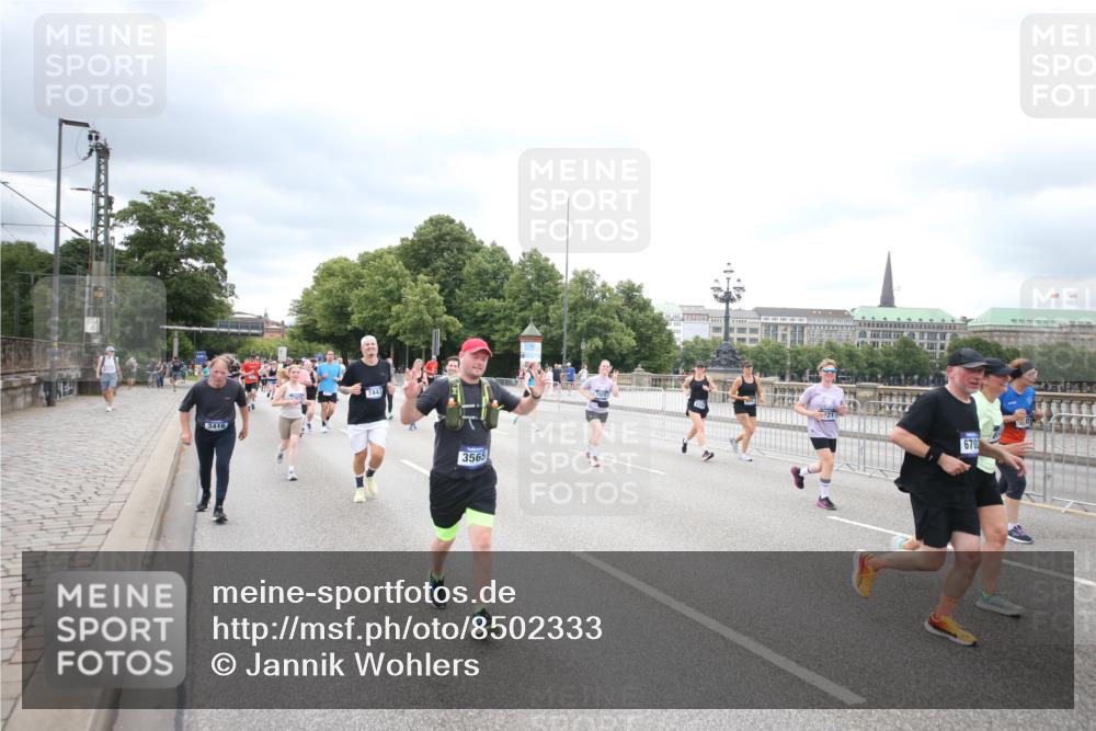 29.06.2025 - hella hamburg halbmarathon Jannik Wohlers http://msf.ph/oto/8502333 29.06.2025 10:58:26 Lombardsbrücke 1365, 1380, 1514, 2057, 2649, 2929, 3231, 3416, 3565, 4042, 4043, 4225, 4294, 4577, 4648, 6330, 6341, 6554, 6588, 6633, 6638, 6702, 7095, 7096, 7443, 7957, 7967, 8489, 8545, 8547, 8752, 9221, 9563, 9960, 9982, 10026, 10105, 10995, 11140, 11292, 12389, 12474, 12759, 12970, 13089, 13095, 13274, 13527, 13571, 13784, 15065, 15624, 15918, 15919, 17164, 17165, 17323, 17554, 17572, 17601, 17651, 17659, 17874, 18051, 18601 meine-sportfotos.de