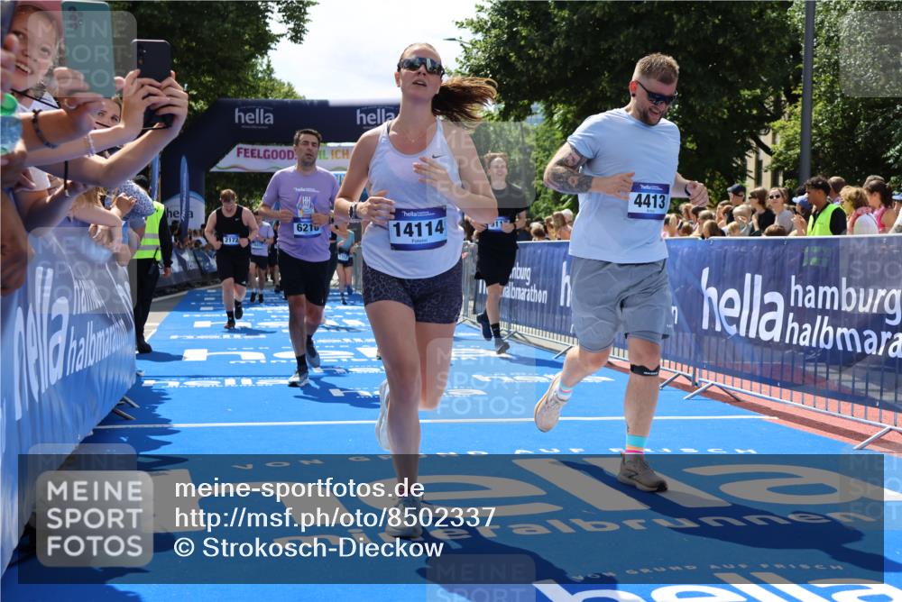 29.06.2025 - hella hamburg halbmarathon Strokosch-Dieckow http://msf.ph/oto/8502337 29.06.2025 11:35:36 Ziel 1352, 2022, 2172, 2787, 4413, 5789, 6218, 7849, 8881, 9115, 9117, 9258, 9765, 13240, 13414, 13492, 14114, 15119, 15120, 15488, 16937, 18169, 18479, 18792 meine-sportfotos.de