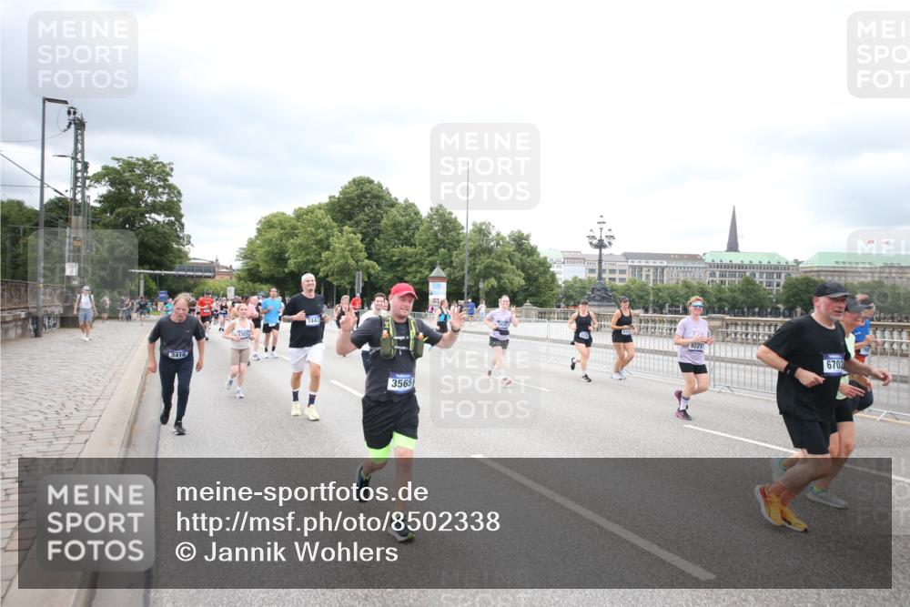 29.06.2025 - hella hamburg halbmarathon Jannik Wohlers http://msf.ph/oto/8502338 29.06.2025 10:58:26 Lombardsbrücke 1365, 1380, 1514, 2057, 2649, 2929, 3231, 3416, 3565, 4042, 4043, 4225, 4294, 4577, 4648, 6330, 6341, 6554, 6588, 6633, 6638, 6702, 7095, 7096, 7443, 7957, 7967, 8489, 8545, 8547, 8752, 9221, 9563, 9960, 9982, 10026, 10105, 10995, 11140, 11292, 12389, 12474, 12759, 12970, 13089, 13095, 13274, 13527, 13571, 13784, 15065, 15624, 15918, 15919, 17164, 17165, 17323, 17554, 17572, 17601, 17651, 17659, 17874, 18051, 18601 meine-sportfotos.de