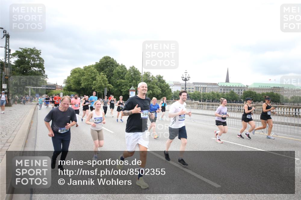 29.06.2025 - hella hamburg halbmarathon Jannik Wohlers http://msf.ph/oto/8502355 29.06.2025 10:58:28 Lombardsbrücke 1365, 1380, 1514, 2057, 2621, 2649, 2929, 3231, 3373, 3416, 3565, 4042, 4043, 4225, 4294, 4577, 4648, 6330, 6341, 6554, 6588, 6633, 6638, 6702, 7095, 7096, 7443, 7957, 7967, 8489, 8545, 8547, 8631, 8752, 9221, 9982, 10026, 10105, 10995, 11140, 11292, 12389, 12474, 12759, 12970, 13089, 13095, 13260, 13274, 13527, 13571, 15065, 15624, 15918, 15919, 17323, 17554, 17572, 17601, 17651, 17659, 17874, 18051, 18601, 19150 meine-sportfotos.de