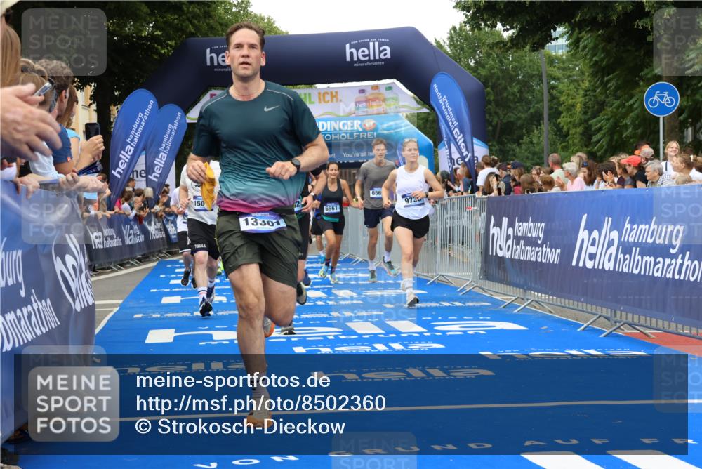 29.06.2025 - hella hamburg halbmarathon Strokosch-Dieckow http://msf.ph/oto/8502360 29.06.2025 10:52:32 Ziel 2346, 2670, 3715, 3952, 6561, 6562, 7178, 7232, 7475, 8371, 8661, 9145, 9739, 9876, 10115, 11459, 11689, 11791, 12450, 13015, 13051, 13301, 14122, 14561, 15001, 15980, 18982 meine-sportfotos.de