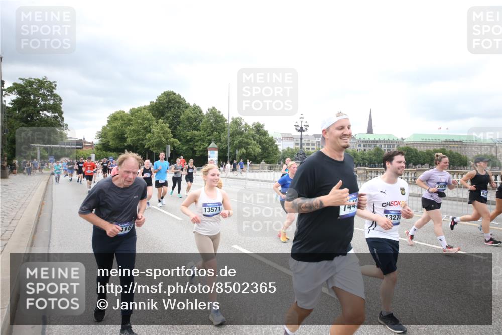 29.06.2025 - hella hamburg halbmarathon Jannik Wohlers http://msf.ph/oto/8502365 29.06.2025 10:58:29 Lombardsbrücke 1365, 1380, 1514, 2057, 2621, 2649, 2929, 3231, 3373, 3416, 3565, 4042, 4043, 4294, 4577, 4648, 6167, 6330, 6341, 6554, 6588, 6633, 6638, 6702, 7095, 7096, 7443, 7957, 8489, 8545, 8547, 8631, 8752, 9221, 9982, 10026, 10105, 10995, 11140, 11292, 12389, 12474, 12759, 12970, 13089, 13095, 13260, 13274, 13527, 13571, 15065, 15624, 15918, 15919, 17554, 17572, 17601, 17651, 17659, 18051, 18601, 19150 meine-sportfotos.de