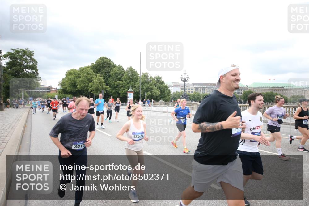 29.06.2025 - hella hamburg halbmarathon Jannik Wohlers http://msf.ph/oto/8502371 29.06.2025 10:58:29 Lombardsbrücke 1365, 1380, 1514, 2057, 2621, 2649, 2929, 3231, 3373, 3416, 3565, 4042, 4043, 4294, 4577, 4648, 6167, 6330, 6341, 6554, 6588, 6633, 6638, 6702, 7095, 7096, 7443, 7957, 8489, 8545, 8547, 8631, 8752, 9221, 9982, 10026, 10105, 10995, 11140, 11292, 12389, 12474, 12759, 12970, 13089, 13095, 13260, 13274, 13527, 13571, 15065, 15624, 15918, 15919, 17554, 17572, 17601, 17651, 17659, 18051, 18601, 19150 meine-sportfotos.de