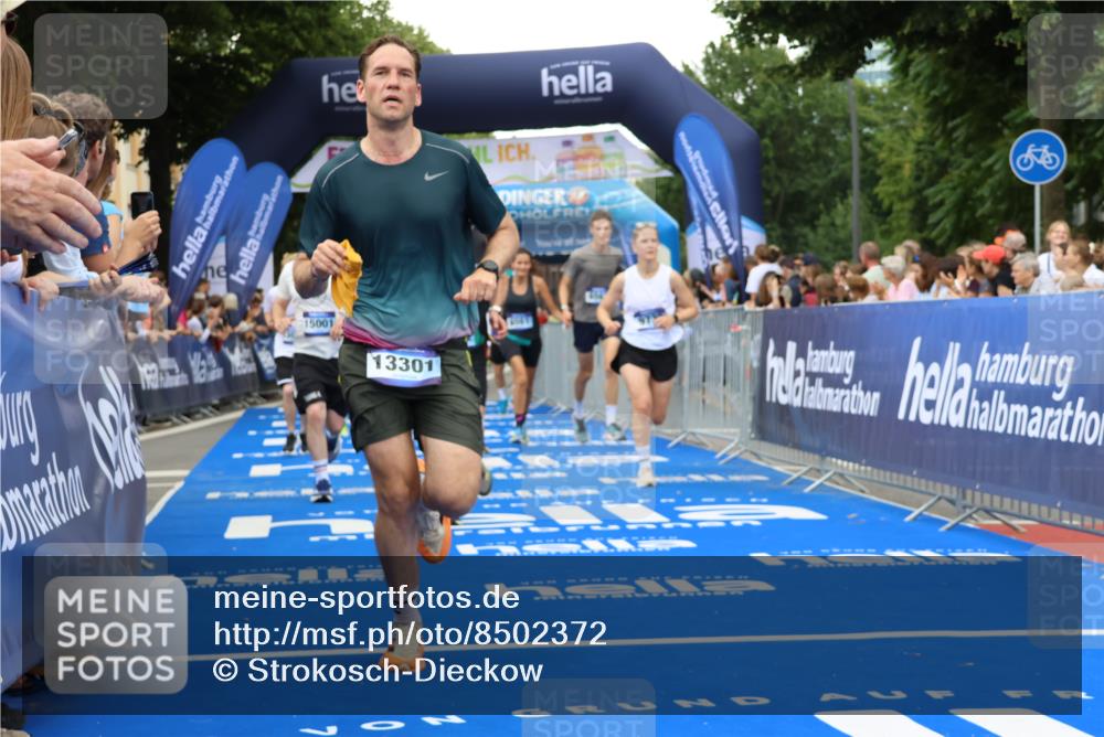 29.06.2025 - hella hamburg halbmarathon Strokosch-Dieckow http://msf.ph/oto/8502372 29.06.2025 10:52:32 Ziel 2346, 2670, 3715, 3952, 6561, 6562, 7178, 7232, 7475, 8371, 8661, 9145, 9739, 9876, 10115, 11459, 11689, 11791, 12450, 13015, 13051, 13301, 14122, 14561, 15001, 15980, 18982 meine-sportfotos.de