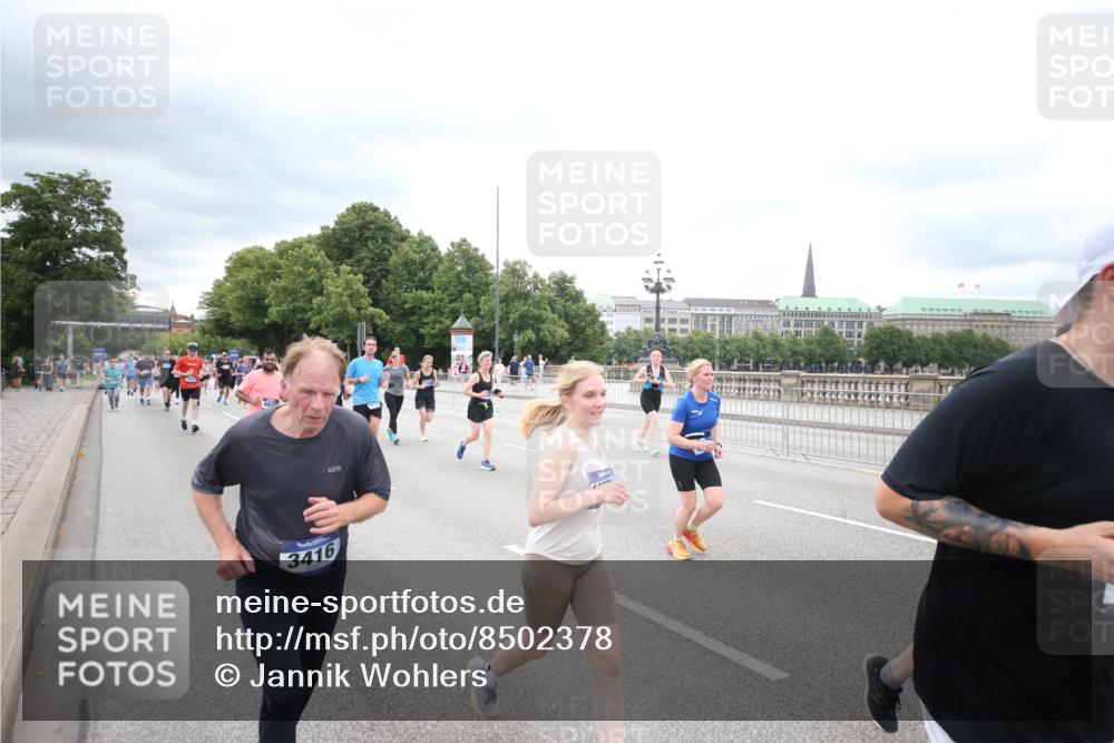 29.06.2025 - hella hamburg halbmarathon Jannik Wohlers http://msf.ph/oto/8502378 29.06.2025 10:58:29 Lombardsbrücke 1365, 1380, 1514, 2057, 2621, 2649, 2929, 3231, 3373, 3416, 3565, 4042, 4043, 4294, 4577, 4648, 6167, 6330, 6341, 6554, 6588, 6633, 6638, 6702, 7095, 7096, 7443, 7957, 8489, 8545, 8547, 8631, 8752, 9221, 9982, 10026, 10105, 10995, 11140, 11292, 12389, 12474, 12759, 12970, 13089, 13095, 13260, 13274, 13527, 13571, 15065, 15624, 15918, 15919, 17554, 17572, 17601, 17651, 17659, 18051, 18601, 19150 meine-sportfotos.de
