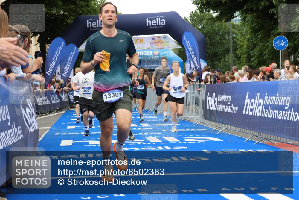 29.06.2025 - hella hamburg halbmarathon Strokosch-Dieckow http://msf.ph/oto/8502383 29.06.2025 10:52:32 Ziel 2346, 2670, 3715, 3952, 6561, 6562, 7178, 7232, 7475, 8371, 8661, 9145, 9739, 9876, 10115, 11459, 11689, 11791, 12450, 13015, 13051, 13301, 14122, 14561, 15001, 15980, 18982 meine-sportfotos.de