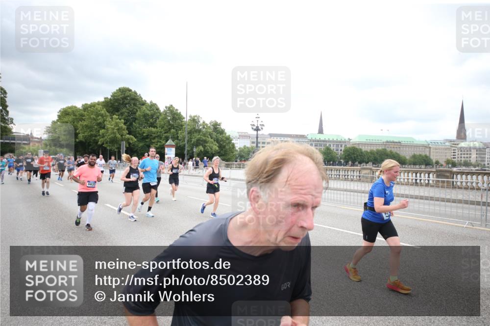 29.06.2025 - hella hamburg halbmarathon Jannik Wohlers http://msf.ph/oto/8502389 29.06.2025 10:58:30 Lombardsbrücke 1380, 2057, 2621, 2649, 2929, 3231, 3373, 3416, 3565, 3966, 4042, 4043, 4294, 4577, 4648, 5211, 5400, 6167, 6301, 6330, 6341, 6588, 6633, 6638, 6702, 7443, 7957, 8489, 8545, 8547, 8631, 8752, 9221, 9982, 10105, 10995, 11140, 11292, 12389, 12474, 12759, 12970, 13089, 13095, 13260, 13274, 13527, 13571, 15065, 15624, 15918, 15919, 17554, 17572, 17601, 17651, 17659, 18051, 18601, 19150 meine-sportfotos.de