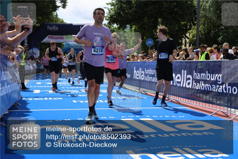 29.06.2025 - hella hamburg halbmarathon Strokosch-Dieckow http://msf.ph/oto/8502393 29.06.2025 11:35:37 Ziel 1352, 1883, 2172, 4413, 5789, 6218, 7849, 8881, 9115, 9117, 9258, 9765, 13240, 13414, 13492, 14114, 15119, 15120, 15488, 15972, 16937, 18169, 18479, 18792 meine-sportfotos.de