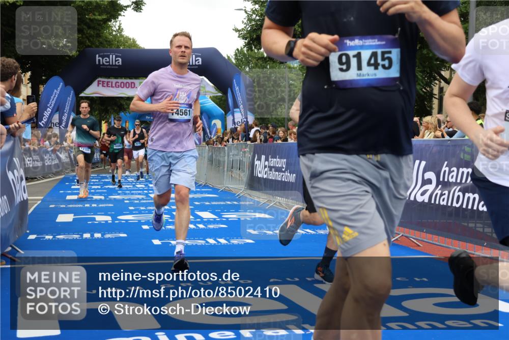 29.06.2025 - hella hamburg halbmarathon Strokosch-Dieckow http://msf.ph/oto/8502410 29.06.2025 10:52:29 Ziel 2670, 3715, 3952, 6561, 6562, 7178, 7232, 8371, 8661, 9145, 9739, 9876, 11689, 11791, 12450, 13015, 13051, 13211, 13301, 14561, 15001, 15144, 15980, 17997, 18982 meine-sportfotos.de